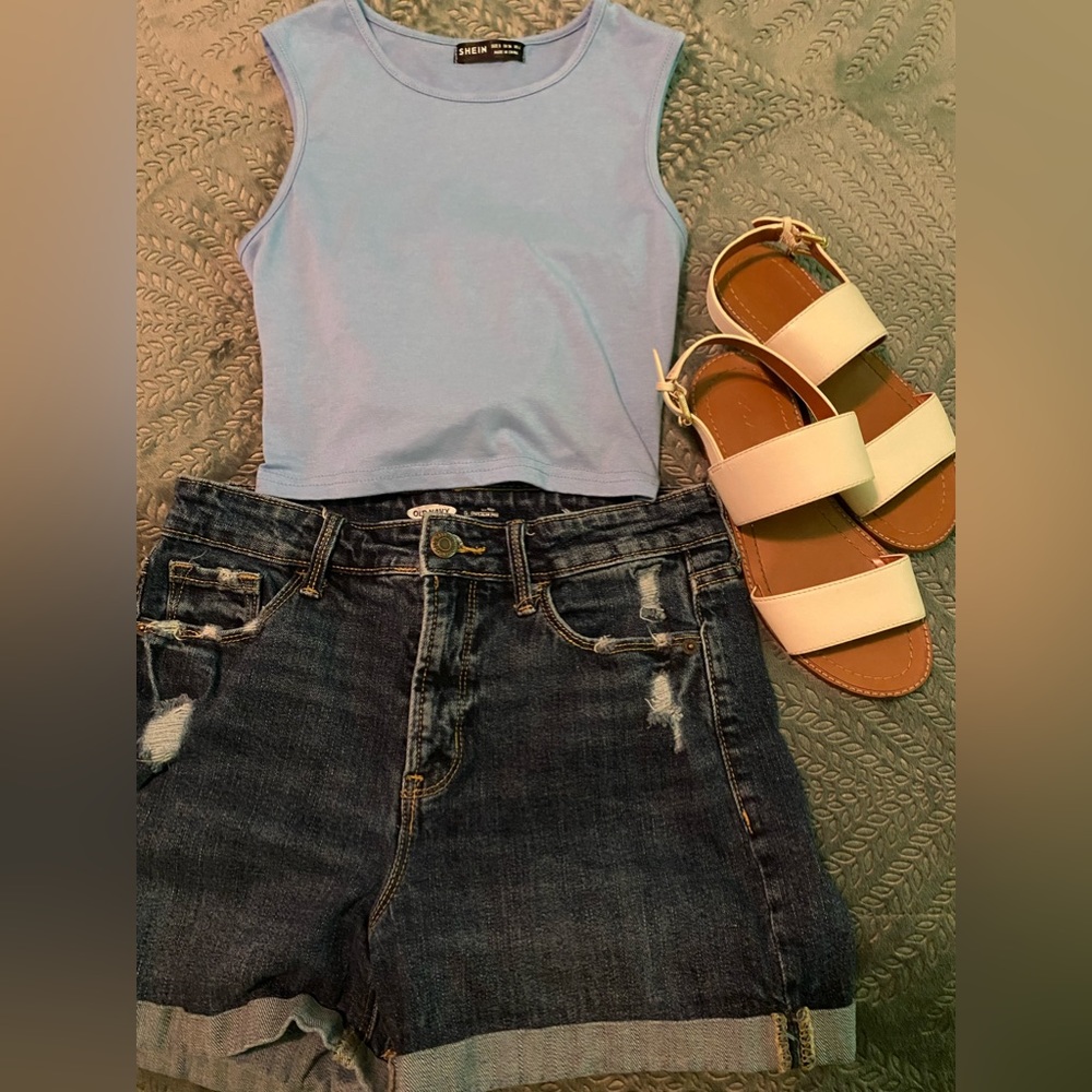 Cropped tank top, tie back.